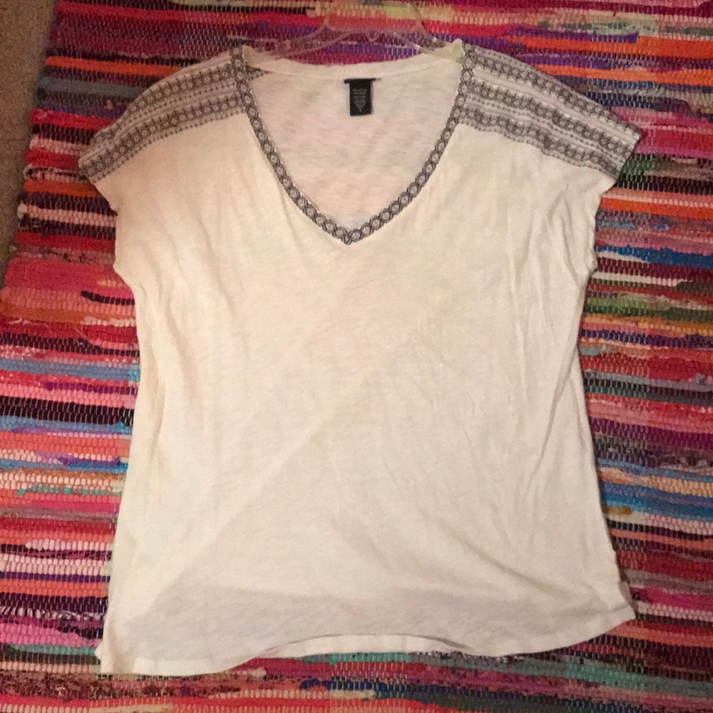 White T-shirt with stitching detail